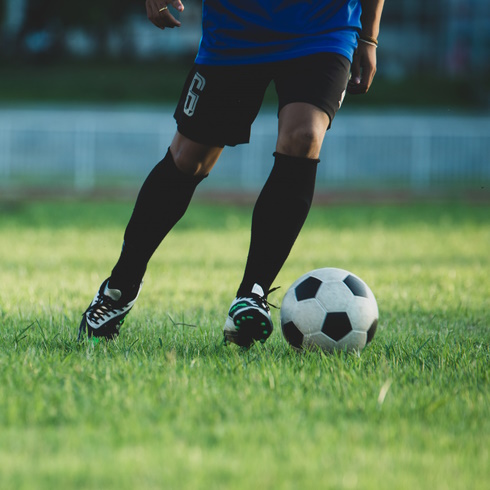 Fußballspieler, der Ball tritt